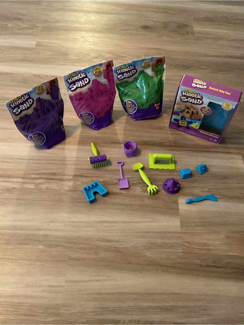 Kinetic Sand | Playset with Purple, Pink, Green & Blue Accessories